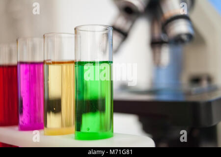 Tube de laboratoire est utilisé par des scientifiques et des étudiants pour l'analyse et l'étude dans les laboratoires chimiques, pour des expériences de recherche dans le domaine de la science, de l'éducation d Banque D'Images