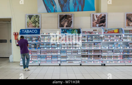 L'achat d'acheteurs de cartouches de cigarettes de grand écran en espagnol supermarché Banque D'Images
