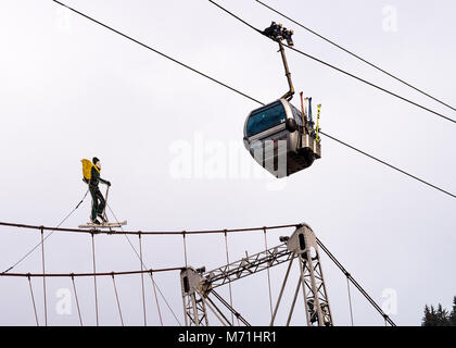 Un voyage en gondole sur les câbles sur le réseau Morzine Avoriaz ci-dessus un pont à Morzine Haute Savoie Portes du Soleil France Banque D'Images