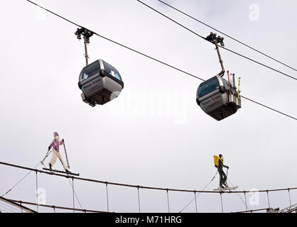 Un voyage en gondole sur les câbles sur le réseau Morzine Avoriaz ci-dessus un pont à Morzine Haute Savoie Portes du Soleil France Banque D'Images