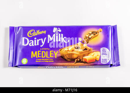 Un bar de Cadburys Dairy Milk Medley barre de chocolat sur un fond blanc. Banque D'Images