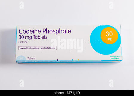 Un paquet de teva phosphate de codéine 30 mg comprimé sur un fond blanc. Banque D'Images