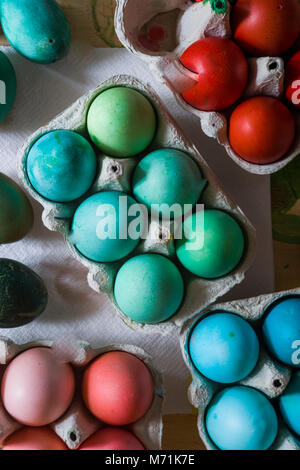 Les paquets avec des oeufs teints pour les vacances de Pâques, avec couleur rouge,bleu,vert et rose tint à l'intérieur du module sont fixés sur une base de béton gris Banque D'Images