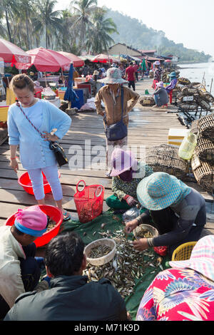 Les femmes locales le tri des crabes et des poissons sur la jetée, marché du crabe de Kep, Kep Cambodge Asie Banque D'Images