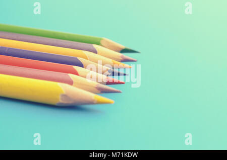La masse colorée groupe crayons sur un fond bleu Banque D'Images