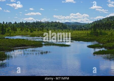 Nuages sur le Lac Raquette dans le parc des Adirondack, New York, USA. Banque D'Images