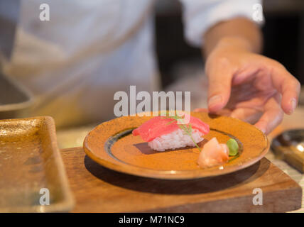 Sushi de thon frais servi par le chef Banque D'Images