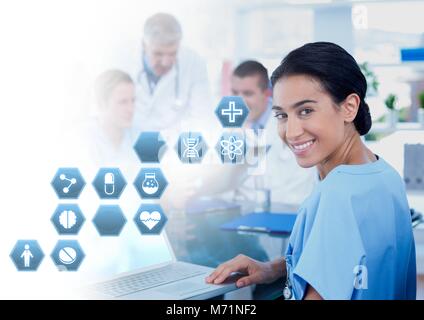 Female doctor holding medical interface tablette avec icônes hexagonales Banque D'Images