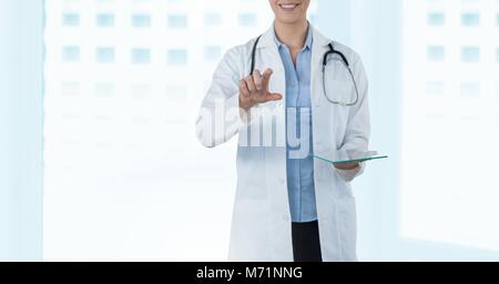 Female doctor holding tablet Banque D'Images