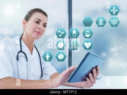 Female doctor holding medical interface tablette avec icônes hexagonales Banque D'Images