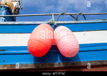 Deux bouées lumineuses accroché sur le côté d'un bateau de pêche sur l'île de Lanzarote, Espagne Banque D'Images