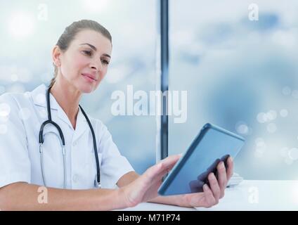 Female doctor holding tablet Banque D'Images