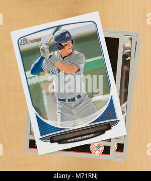 Aaron juge de la Nouvelle York Yankee 2013 Bowman rookie sur la carte supérieure de la pile de cartes de base-ball Banque D'Images