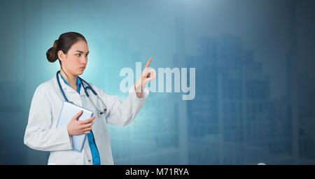 Femme médecin interagissant avec l'air touch Banque D'Images