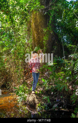 Banteay Srei, Cambodge - 11/12/2016 : une adolescente Khmer cambodgien affiche fièrement un petit poisson elle pris dans un petit ruisseau près de son village dans la jungle Banque D'Images