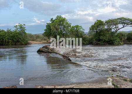 Par route sur la rivière Grumeti durant la saison des pluies, Grumeti Game Reserve, Serengeti, Tanzanie Banque D'Images