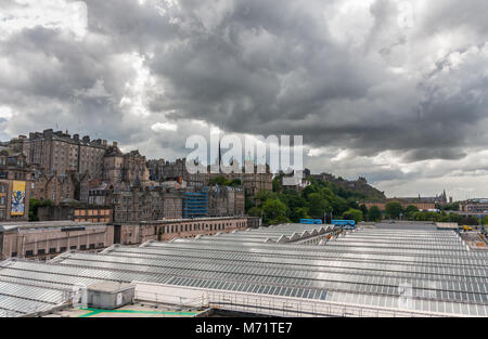 Vue sur le centre-ville historique et le toit en verre de la gare de Waverley sous un ciel nuageux. Edingurgh, Ecosse, Royaume-Uni. Banque D'Images