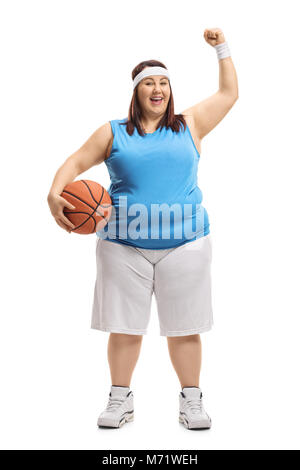 Portrait d'un embonpoint woman holding a basket-ball et gesticulant bonheur isolé sur fond blanc Banque D'Images