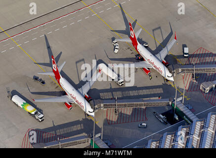 Vue aérienne, deux jets de airberlin à l'arrivée au terminal 2, Cologne / Bonn Airport - Konrad Adenauer, l'aéroport de Cologne-Bonn, d'aéronefs à l'arrivée en f Banque D'Images