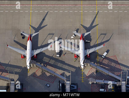 Vue aérienne, deux jets de airberlin à l'arrivée au terminal 2, Cologne / Bonn Airport - Konrad Adenauer, l'aéroport de Cologne-Bonn, d'aéronefs à l'arrivée en f Banque D'Images