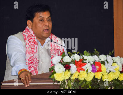 Guwahati, Inde. 07Th Mar, 2018. Ministre principal de l'Assam Sarbananda Sonowal s'adressant aux délégués, les invités, les enseignants et les étudiants au cours de journée nationale de la science et de l'Etat 2018 Présentation du prix de la cérémonie organisée par la science et la technologie du gouvernement ministère de l'Assam. Crédit : David Talukdar/Pacific Press/Alamy Live News Banque D'Images