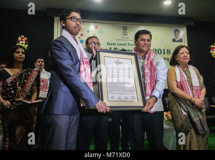 Guwahati, Inde. 07Th Mar, 2018. Ministre principal de l'Assam Sarbananda Sonowal loin de donner à M. Young Scientist Award Borah Arunjyoti au cours de journée nationale de la science et de l'Etat 2018 Présentation du prix de la cérémonie organisée par la science et la technologie du gouvernement ministère de l'Assam. Crédit : David Talukdar/Pacific Press/Alamy Live News Banque D'Images