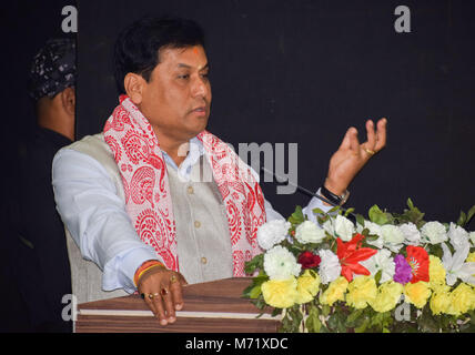 Guwahati, Inde. 07Th Mar, 2018. Ministre principal de l'Assam Sarbananda Sonowal s'adressant aux délégués, les invités, les enseignants et les étudiants au cours de journée nationale de la science et de l'Etat 2018 Présentation du prix de la cérémonie organisée par la science et la technologie du gouvernement ministère de l'Assam. Crédit : David Talukdar/Pacific Press/Alamy Live News Banque D'Images