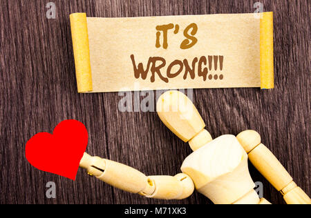 Signe texte montrant que c'est mal. Photo conceptuelle Bonne Bonne décision à prendre ou l'erreur écrit des conseils post-it Love Heart Holding par Sculpture t Banque D'Images