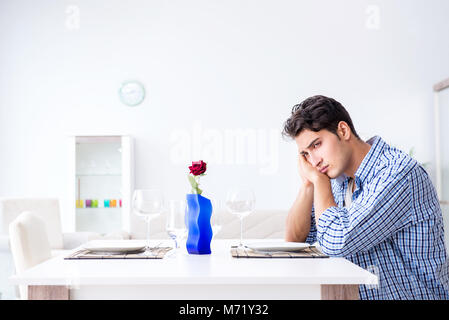 Seul l'homme se préparer à date romantique avec son amour Banque D'Images