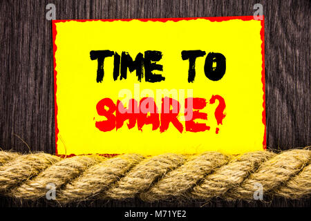 Texte manuscrit signe montrant le temps de partager Question. Photo conceptuelle votre histoire Partager les commentaires écrits d'information Suggestion Post-it à côté de Banque D'Images