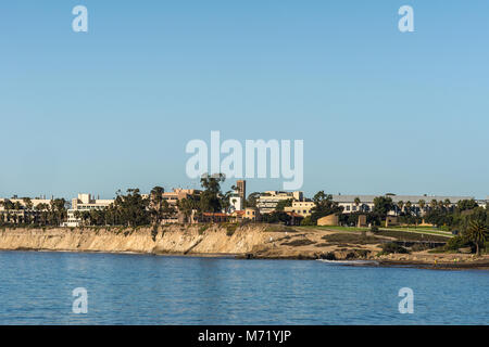 Santa Barbara, États-Unis - Febriary 16, 2018 : l'Université de Californie à Santa Barbara vu que depuis Goleta Bay off Goleta Pier. Wat bleu Banque D'Images