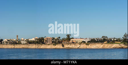 Santa Barbara, États-Unis - Febriary 16, 2018 : panorama des toits de University California Santa Barbara vu que depuis Goleta Bay off Goleta Pier. Banque D'Images