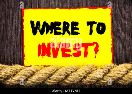 Texte manuscrit signe montrant où investir Question. Le revenu financier photo conceptuelle du Plan d'investissement de Patrimoine Conseils written Post-it à côté du Banque D'Images
