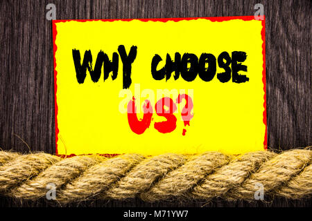 Texte manuscrit signe montrant Pourquoi Nous Choisir Question. Raison de choix de photo conceptuelle la Satisfaction Client Parti written Post-it à côté de th Banque D'Images