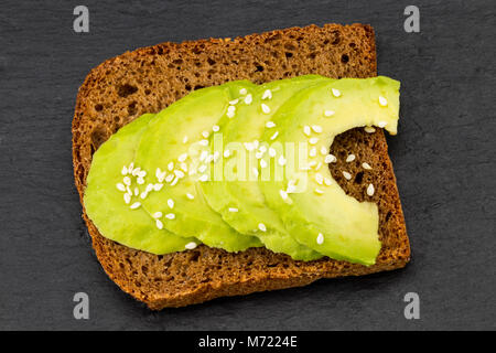 Avocado sandwich sur pain de seigle noir à base de tranches d'avocats à partir de ci-dessus. Banque D'Images