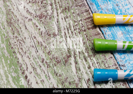 Trois marqueurs contre un vert et bleu fond de bois avec copie espace pour le texte. Jaune, vert et bleu marqueur. Banque D'Images