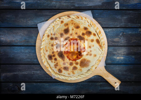 - Pizza Calzone farcie au jambon, champignons et fromage. Banque D'Images