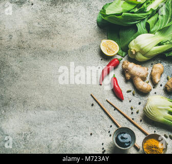 Télévision à jeter des ingrédients de la cuisine asiatique sur fond de béton gris Banque D'Images