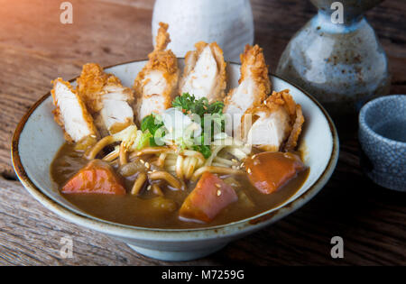 Curry japonais avec des nouilles Udon et poulet croustillant dans tenderloid style coupe bol au moment de servir. Banque D'Images