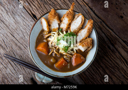 Curry japonais avec des nouilles Udon et poulet croustillant dans tenderloid style coupe bol au moment de servir. Banque D'Images