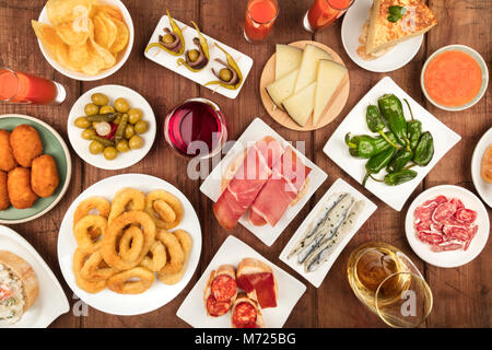 La nourriture de l'Espagne. Photo prise à la verticale de plusieurs tapas espagnol Banque D'Images