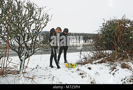 Deux jeunes, âgés de 17 et 18, regardez les fleurs sur les lieux de l'A61 près de Thirsk dans Yorkshire du Nord où deux adolescents sont morts et des enfants parmi les sept blessés après un accident de voiture à trois. Banque D'Images