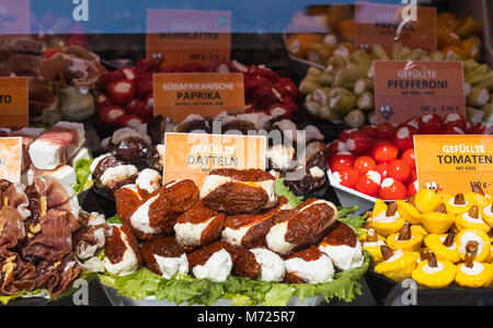 23 août 2017, Vienne, Autriche:la plus ancienne de Vienne est le Naschmarkt Marché de produits de boissons de fruits et de légumes. Banque D'Images