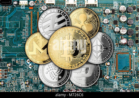 Pièce de monnaie crypto en argent doré sur carte mère numérique matériel minier puce crypto service financier bitcoin et monero concept Banque D'Images