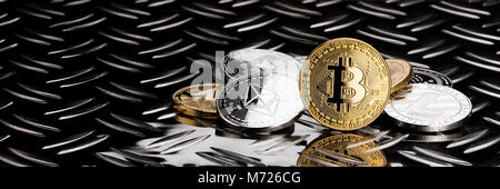 Pile de pièces de monnaie en argent doré crypto sur metal acier diamant large panorama financier bitcoin litecoin ethereum fond noir monero da Banque D'Images