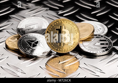 Pile de pièces de monnaie en argent doré crypto sur plaque d'acier diamant métal fond noir financière ethereum bitcoin litecoin monero ondulation iota dash Banque D'Images