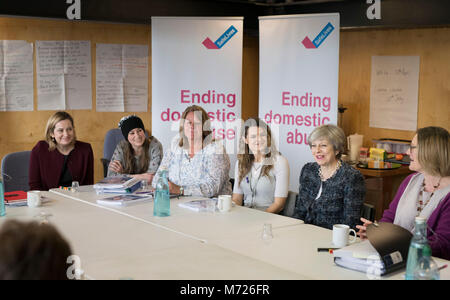 Premier ministre Theresa Mai (deuxième à droite) et ministre de l'intérieur Orange Rudd (gauche) Rencontrez les survivants de violence domestique et un arrêt dans l'une session de formation dans le centre de Londres pour conseillers indépendants de la violence domestique sur la Journée internationale de la femme. Banque D'Images