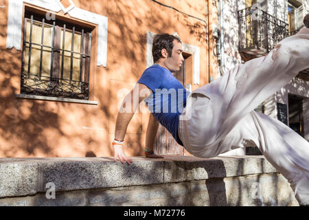 Jeune homme faisant un incroyable tour de parkour dans la rue. Banque D'Images