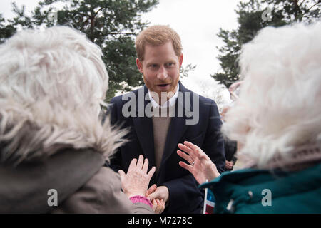 Le prince Harry rencontre des membres du public sur un bain de foule avec Meghan Markle lors d'une visite à Millennium Point à Birmingham, dans le cadre de la dernière étape de la tournées régionales le couple est entreprise dans la perspective de leur mariage mai. Banque D'Images