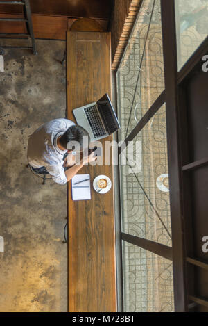 Asian businessman using smart phone pour un travail Banque D'Images